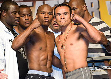 Mayweather Marquez weigh in
