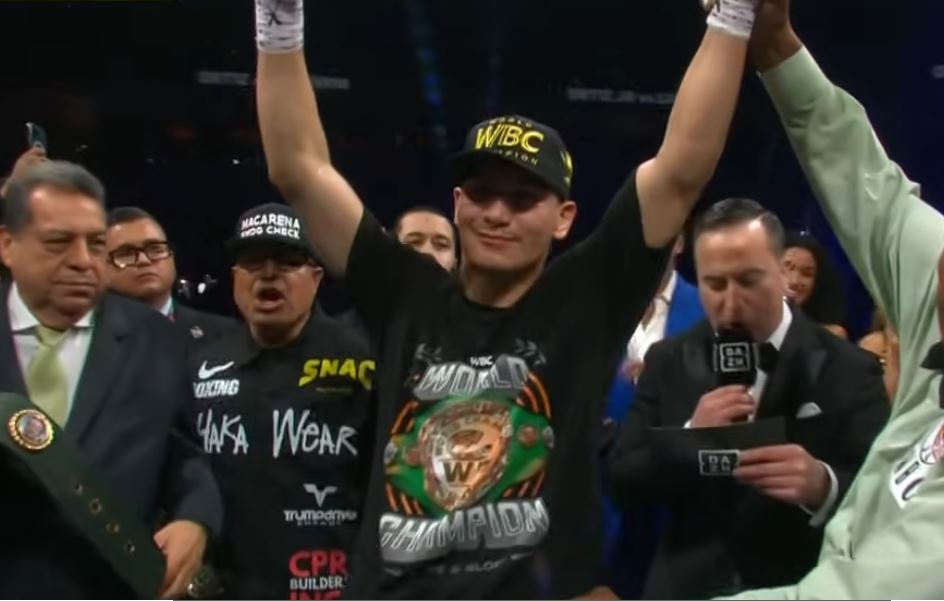 Vergil Ortiz raised hands after stopping Erickson Lubin