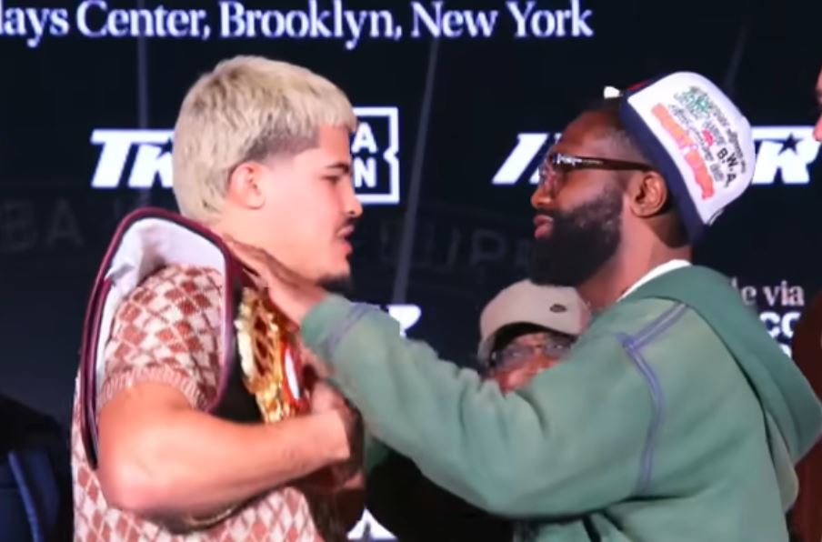 Boots Ennis rubs Xander Zayas belt